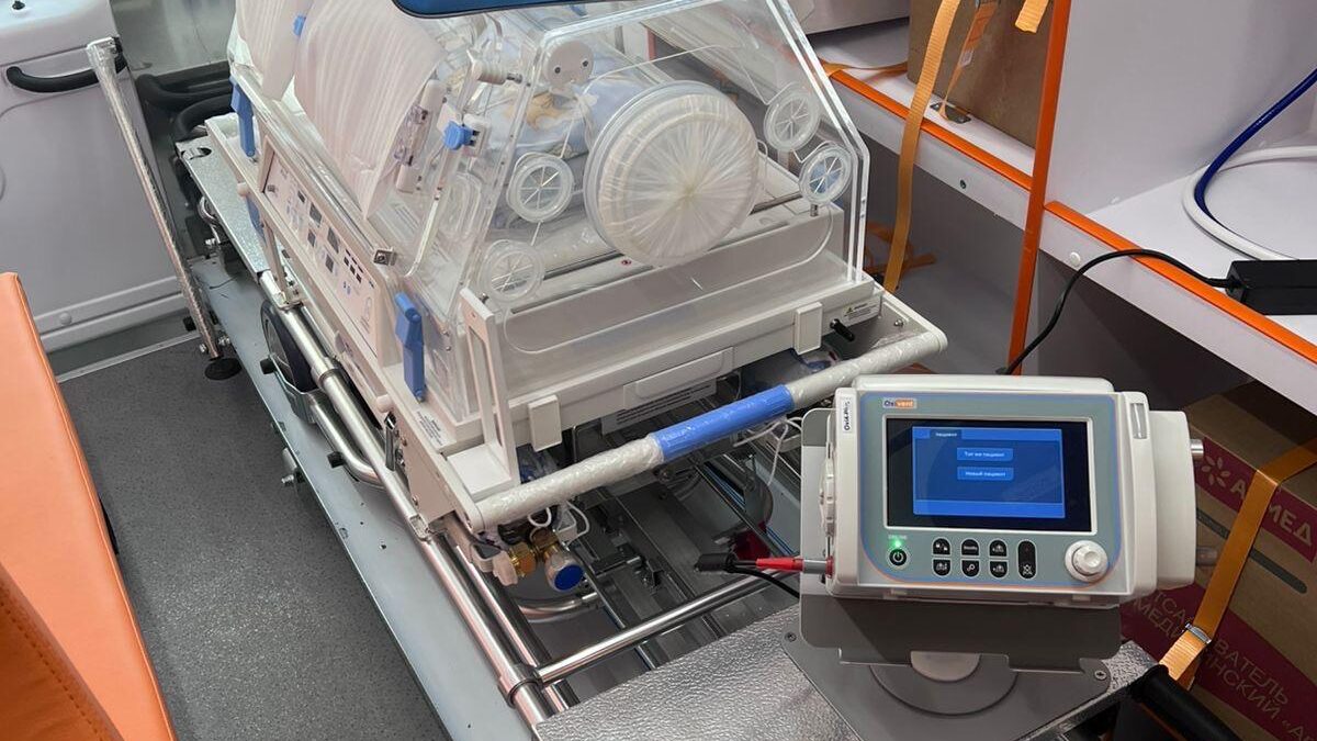Oxivent Oxi4 Plus in ambulanza, sopra l'incubatrice