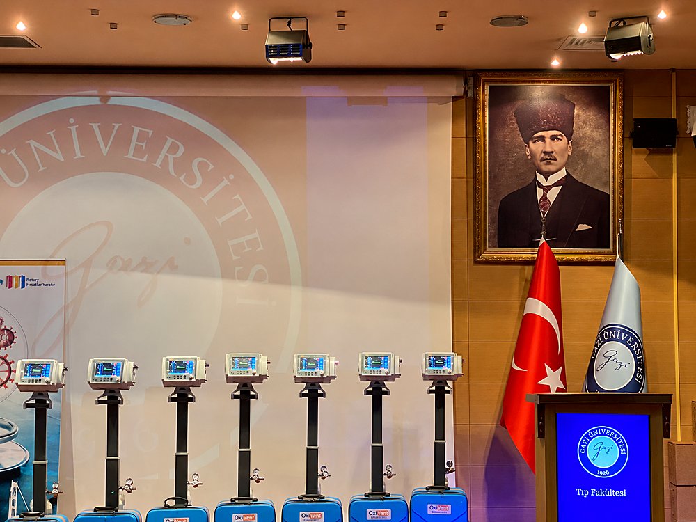 Gazi Üniversitesi Tıp Fakültesi teslim töreninden bir diğer kare.